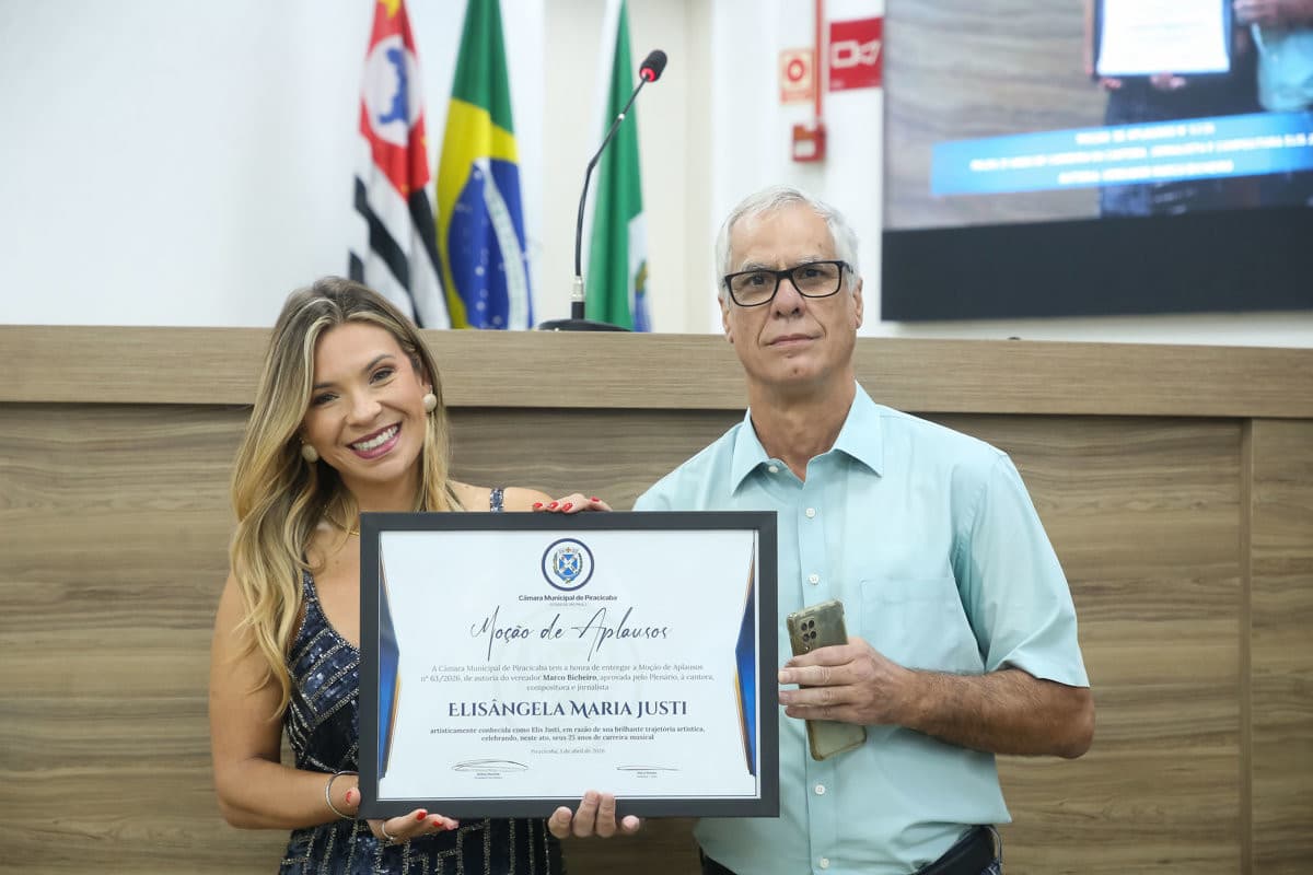 Cantora Elis Justi recebe moção de aplausos pelos 25 anos de carreira musical